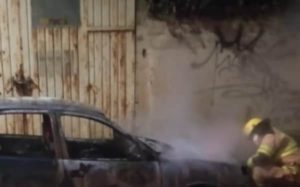 Localizan un cadáver en la cajuela de un auto en llamas en Tlaxcala