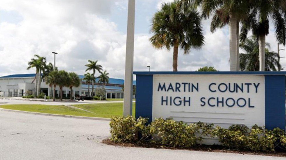 Detienen a dos estudiantes en Florida por amenazar con tiroteo en secundaria