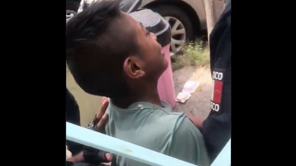 Denuncian abuso de policía sobre menor de edad #VIDEO