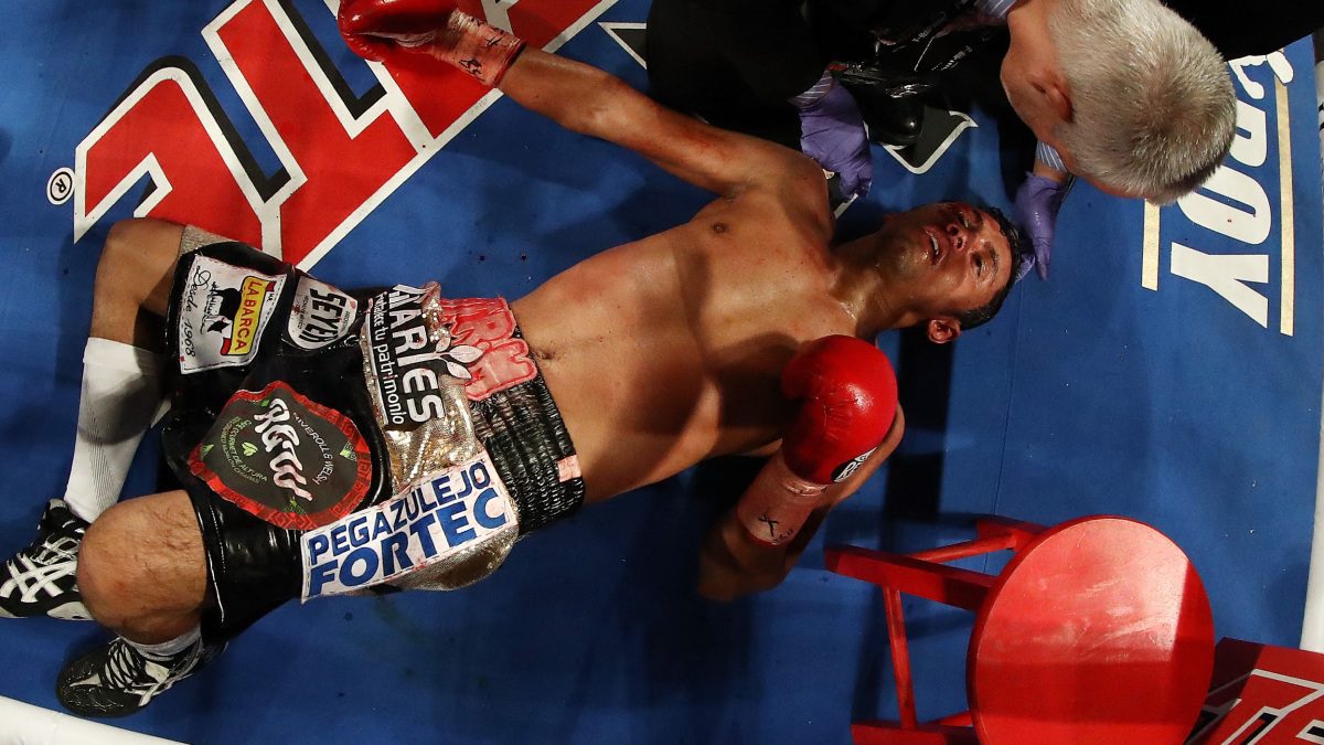 Tras nocaut, Moisés Fuentes es operado por coágulo en el cerebro