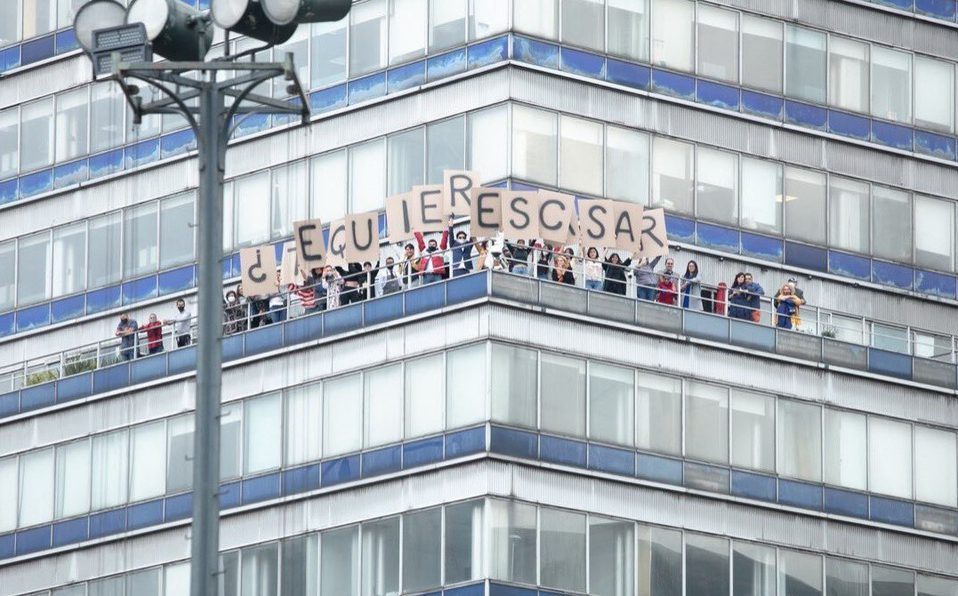Mujer le pide matrimonio a su novia con pancartas desde Torre Latino #IMÁGENES