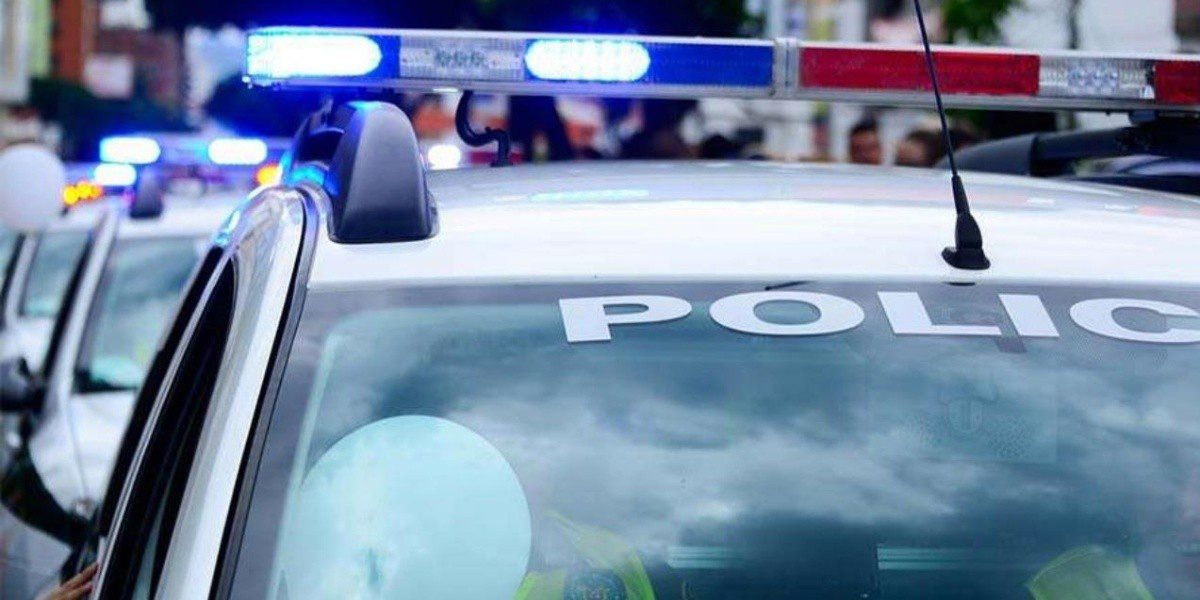 Mujer entrega nota a cajero de super para que la salve de maltrato