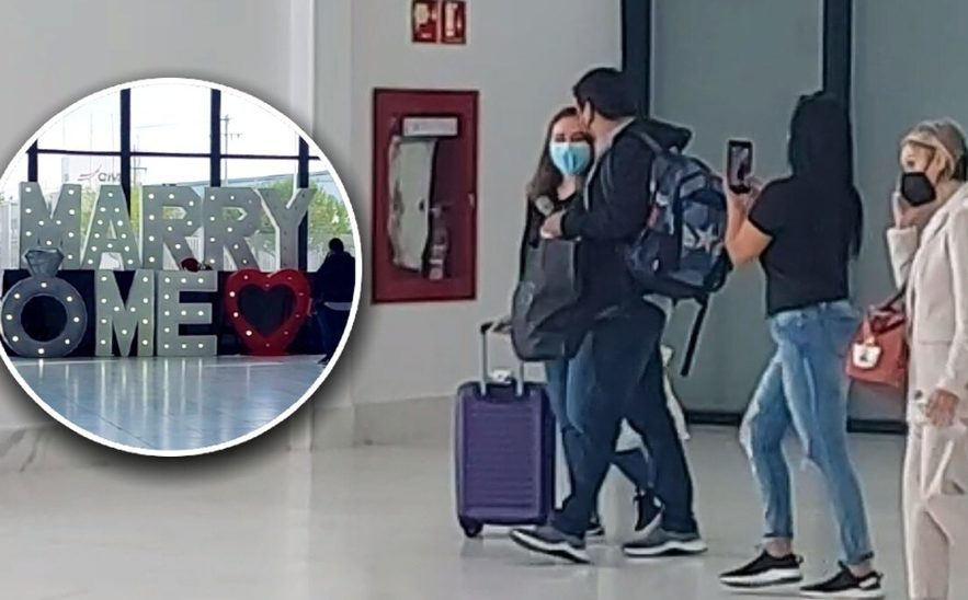 Hombre pide matrimonio a su novia en aeropuerto y conmueve a pasajeros