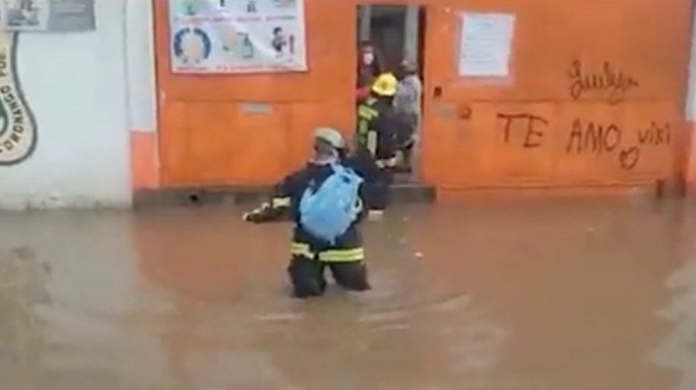 #Video Rescatan a seis personas de escuela inundada en Puebla