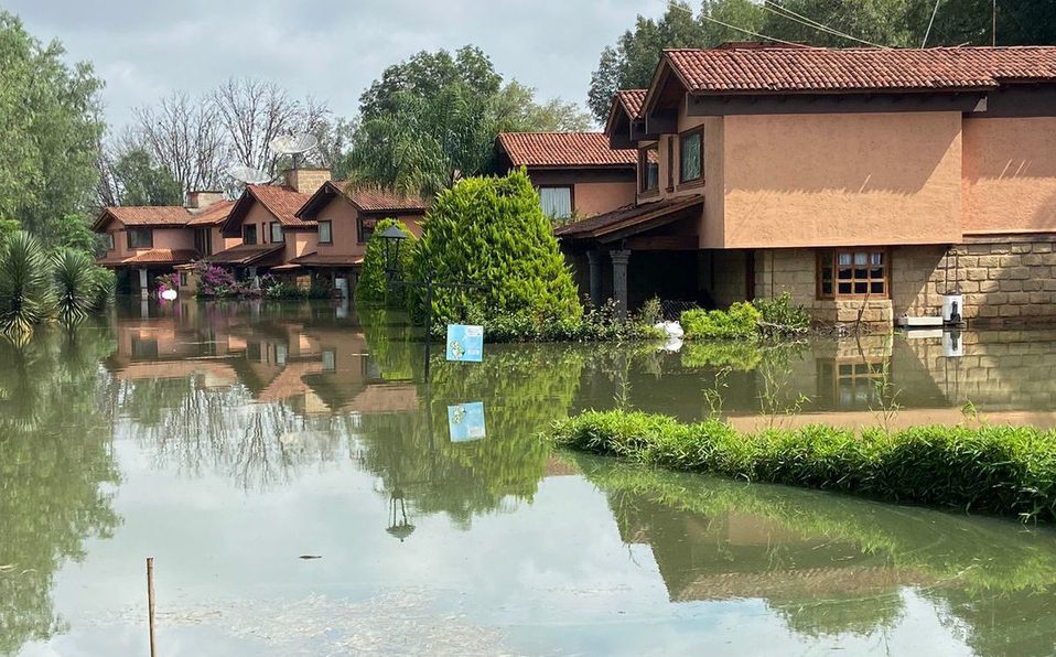 Zona hotelera de Tequisquiapan se inunda por desbordamiento de presa