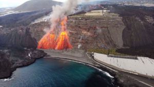 Cancelan vuelos a isla La Palma por presencia de ceniza de volcán