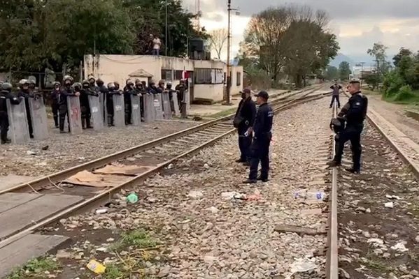 Tras 91 días, desalojan de vías del tren a militantes de la CNTE en Michoacán