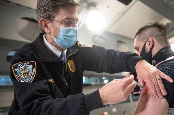 9 mil empleados de NY son suspendidos por negar a vacunarse