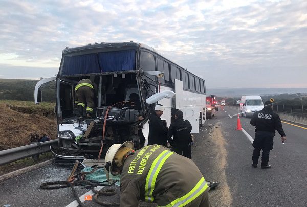 Choque de autobús contra tráiler deja 30 lesionados, en Jalisco