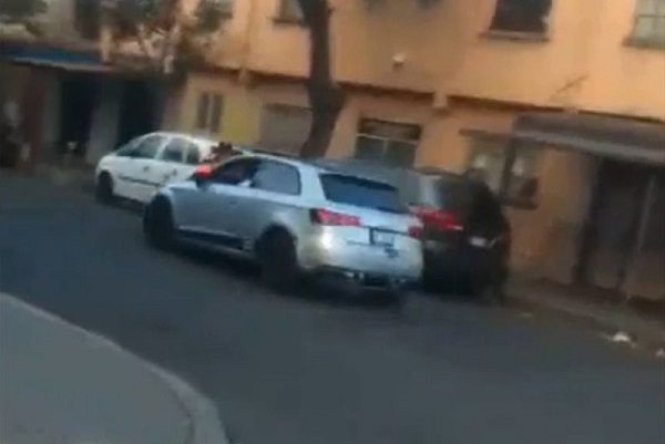 Automovilista se lleva en el cofre a policía de tránsito de la CDMX #VIDEO