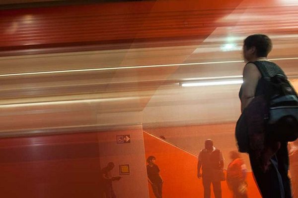 Se interrumpe servicio en L1 de Metro por persona que bajó a las vías