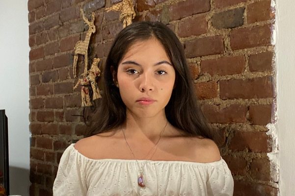 La activista mexicana Xiye Bastida habla en la tribuna de la COP26