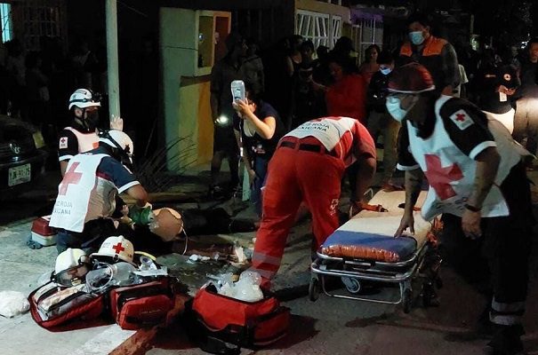 Niño muere electrocutado tras caer en alcantarilla de cableado, en Veracruz