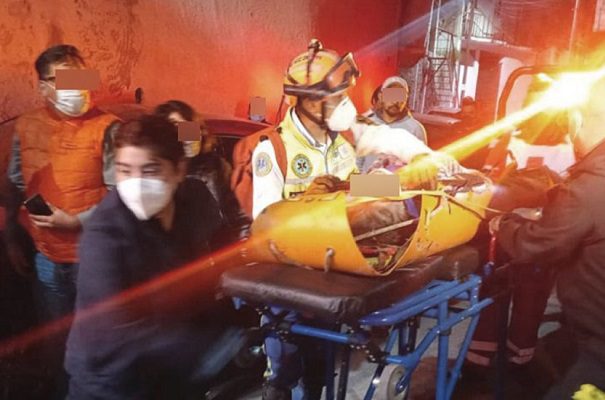 Rescatan a mujer que cayó a barranco, en Álvaro Obregón #VIDEO