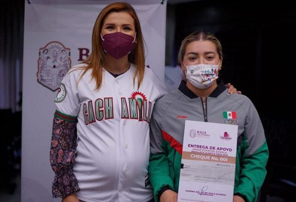 Aremi Fuentes recibe primer cheque por ganar medalla en Tokio 2020