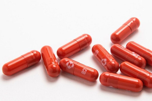 Reino Unido aprueba uso de pastilla antiCovid-19 de Merck