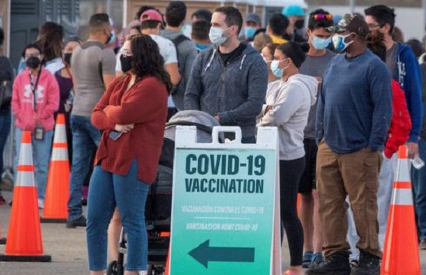 Gobierno de EE.UU, ordena vacunación obligatoria en empresas