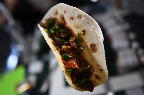 Astronautas de la NASA comen tacos con chiles cultivados en el espacio