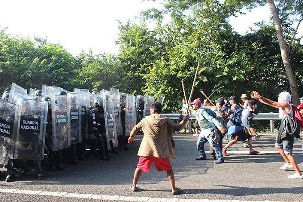Caravana migrante se enfrenta a Guardia Nacional en Chiapas #VIDEOS