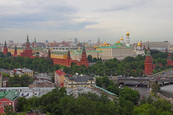 Detienen a mujer por publicar foto con 'glúteos al aire' frente al Kremlin