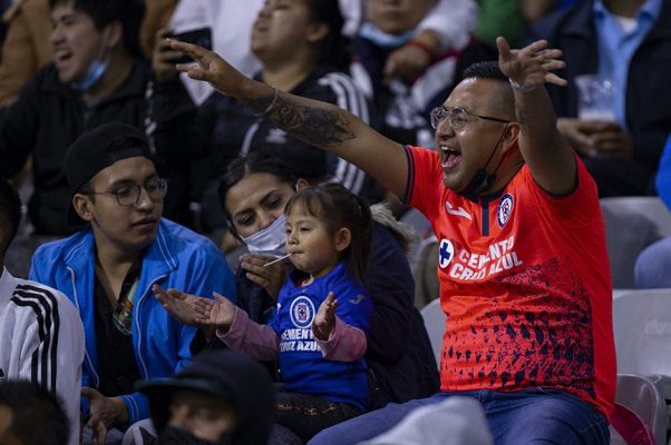 Más de 100 personas fueron expulsadas del Estadio Azteca por el grito homofóbico