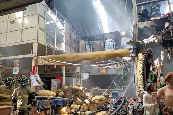 Incendio en Mercado de Sonora consumió entre 8 y 10 locales y no dejó heridos