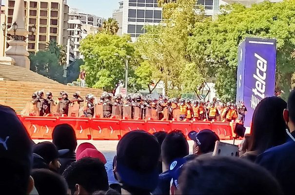 Feministas interrumpen el Show Run de 'Checo' Pérez en Reforma