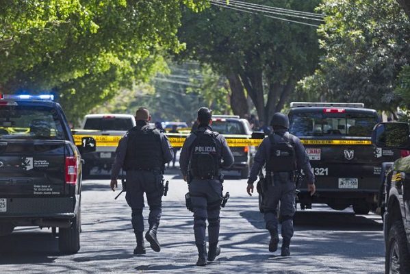 Civiles armados secuestra ocho policías de Jalisco y luego los liberan