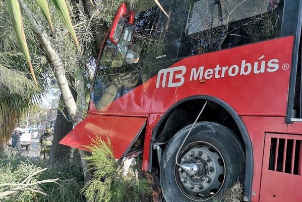 Unidad del Metrobús choca contra árbol en la GAM; al menos 7 heridos #VIDEOS