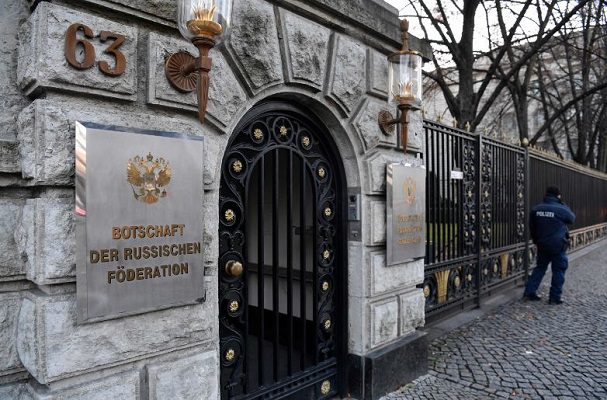 Diplomático ruso muere tras caer del edificio de su embajada