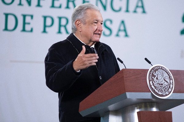 AMLO respalda horario de invierno y pide a Rocío Nahle que lo explique