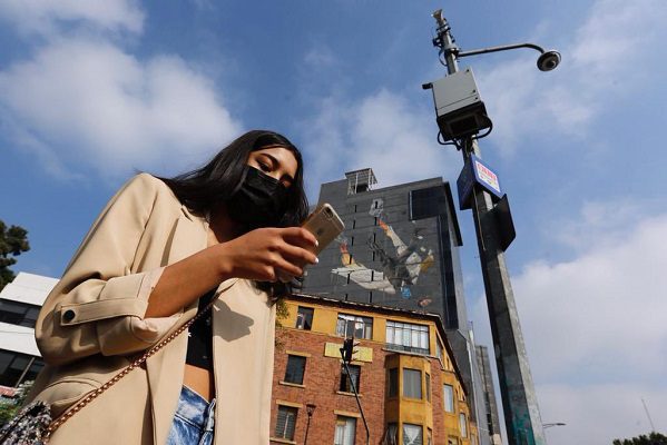 Critican a Sheinbaum por presumir WiFi gratuito en CDMX