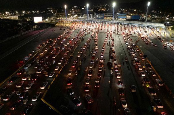 Filas kilométricas en la frontera con EE.UU. ante reapertura de puentes