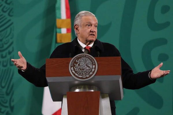 AMLO asegura que "no preocupan" dichos de Ken Salazar sobre Reforma eléctrica