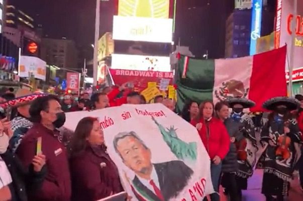 Mexicanos ya esperan con mariachi la llegada de AMLO a NY #VIDEO