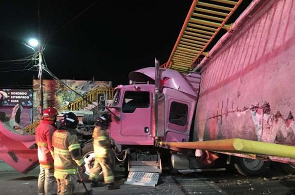 #VIDEO muestra momento en que tráiler derribó puente en Texcoco