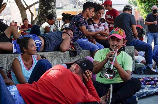 Caravana migrante sale de Chahuites, Oaxaca, y llega a Tapanatepec