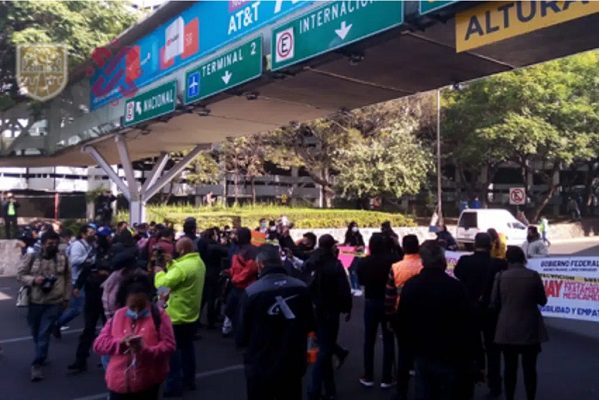 Padres de niños con cáncer realizan bloqueos en el AICM #VIDEOS