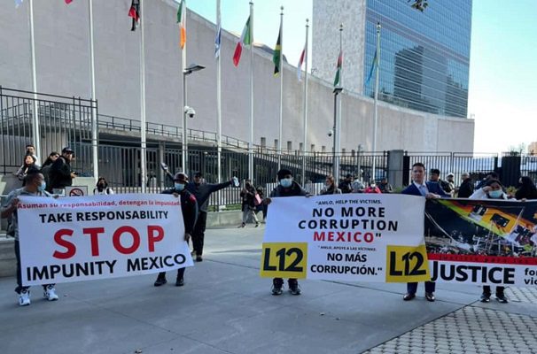 Víctimas de la L12 protestaron durante mensaje de AMLO ante la ONU