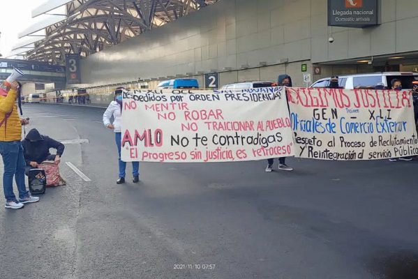 Por segundo día al hilo, manifestantes bloquean acceso al AICM