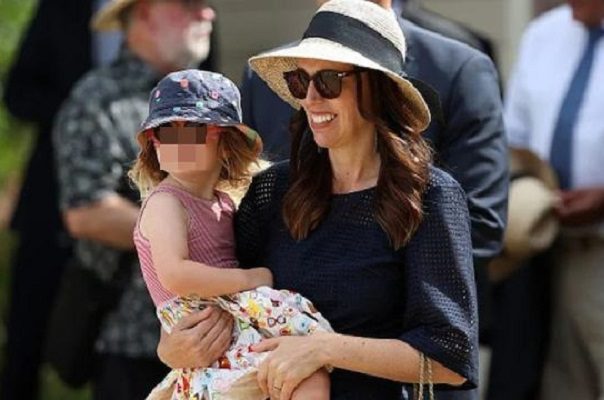 Hija de primera ministra de Nueva Zelanda interrumpe mensaje al país #VIDEO