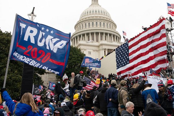 Autorizan entregar al Congreso documentos de Trump sobre el asalto al Capitolio