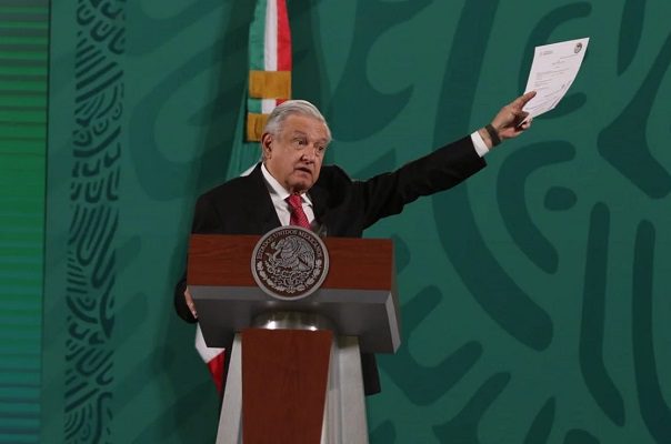 AMLO hace una "tercera llamada" al regreso a clases presenciales