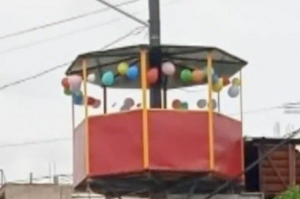 Construyen un salón de fiestas sobre poste de luz en Neza