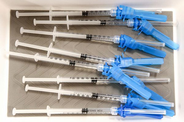 OMS alerta un posible desbasto de jeringas para vacunas el próximo año