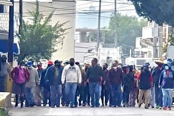 Ante falta de obras, pobladores retuvieron a funcionario en Hidalgo #VIDEO