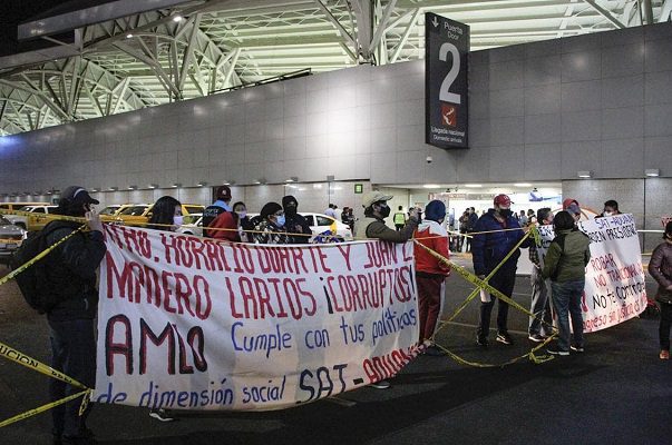 Extrabajadores de aduanas del SAT mantienen bloqueo en el AICM