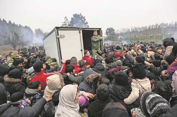 Policías bielorrusos impiden regreso de migrantes desde Polonia
