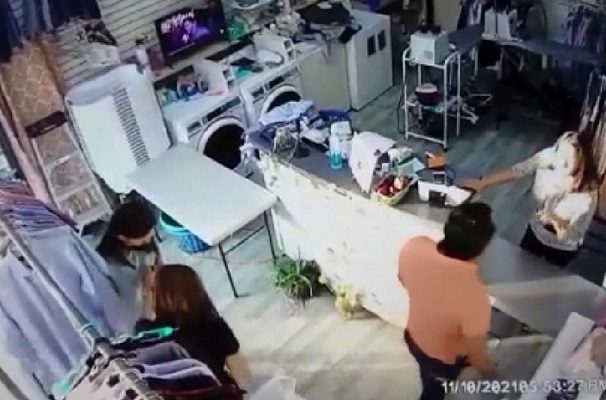 Sujeto golpea a clienta y dueña de lavandería, en Torreón #VIDEO