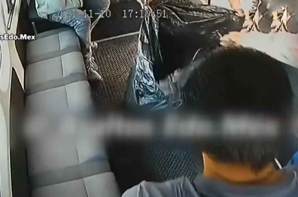 Sujeto usa bolsa de basura para llevarse botín tras asalto en Ecatepec #VIDEO